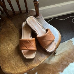 Quilted leather slight platform sandals size 8 brand unknown